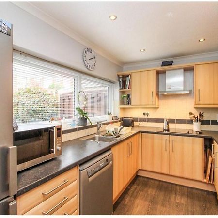 Double Room In Crawley,Gatwick,West Sussex Ifield Kültér fotó