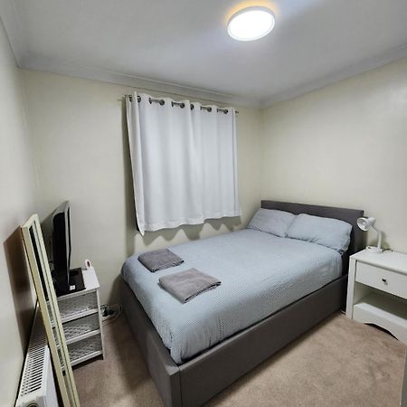 Double Room In Crawley,Gatwick,West Sussex Ifield Kültér fotó