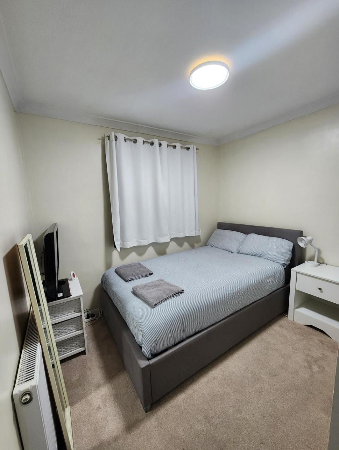 Double Room In Crawley,Gatwick,West Sussex Ifield Kültér fotó